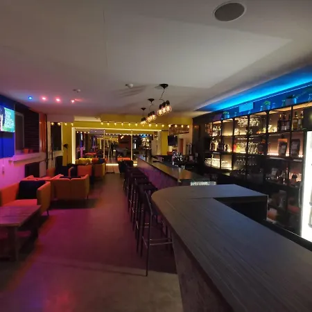 Bar-celona - & Beds Homestay *